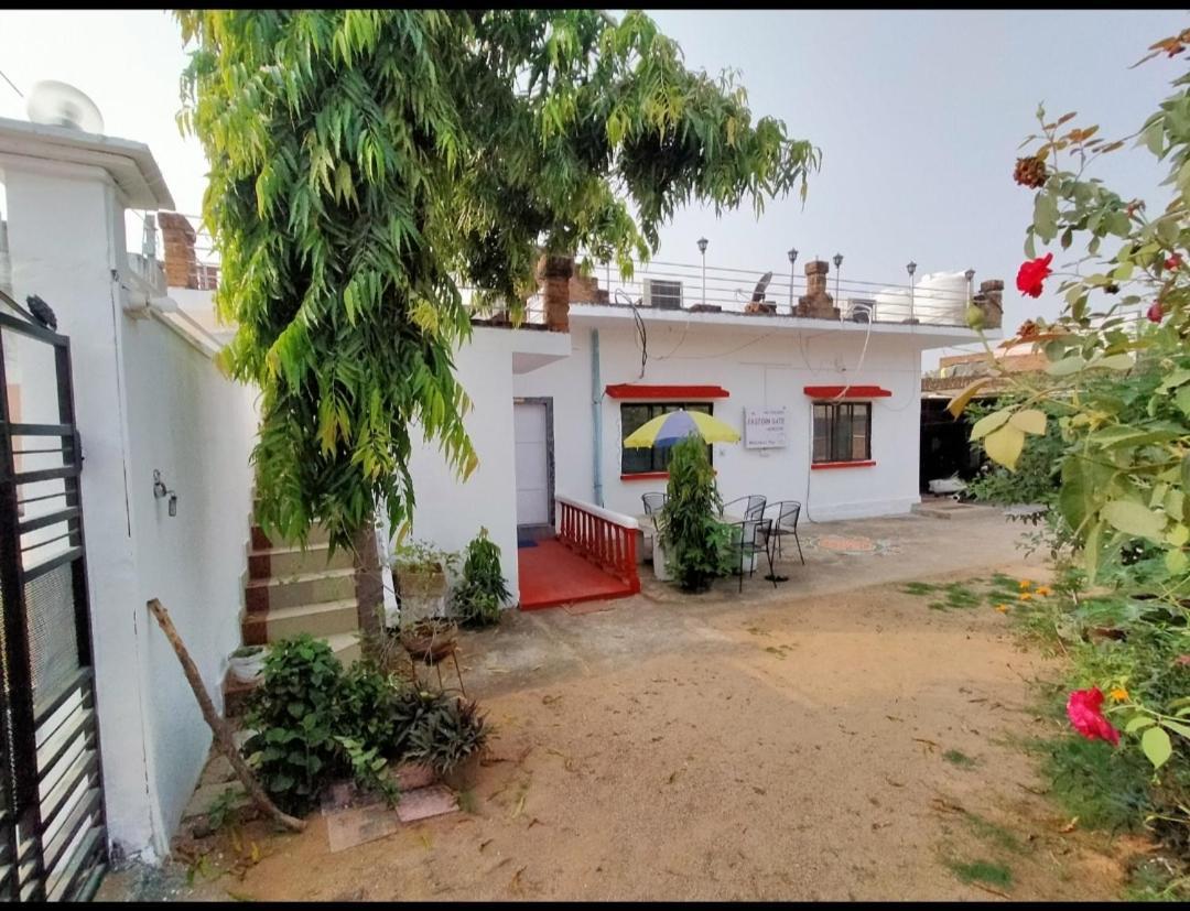 Eastern Gate Homestay Khajurāho Esterno foto